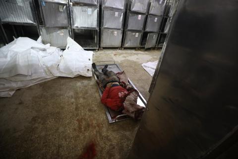 ودّع فلسطينيون جثماني مواطنين اثنين في مستشفى الشفاء بمدينة غزة. وبحسب مصادر عائلية، قُتل الرجلان على يد القوات الإسرائيلية في بيت لاهيا، شمال قطاع غزة، في 24 فبراير/شباط 2026. (صورة: عمر أشتوي)
