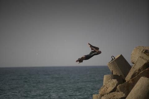 يسبح أطفال قرب ميناء غزة المدمر، في مشهد يعكس تمسكهم بلحظات الفرح رغم الدمار المحيط بهم. يُعدّ البحر في غزة المتنفس الوحيد لسكانها الذين يواجهون آثار الحرب والنزوح، والذين يعيشون في خيام تفتقر لأبسط مقومات الحياة، ١٢ فبراير ٢٠٢٦. تصوير: عمر أشتوي