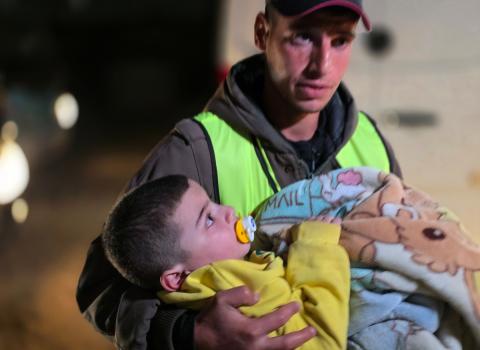 فلسطينيون قادمون من مصر عبر معبر رفح يصلون إلى مستشفى ناصر في خان يونس، قطاع غزة، في 21 فبراير/شباط 2026. صورة: طارق محمد/(APA Images)