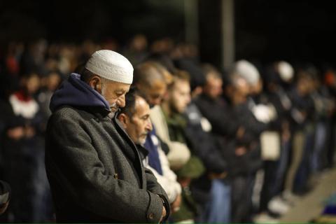 يؤدي الفلسطينيون صلاتي العشاء والتراويح في ساحات المسجد الأقصى في اليوم التاسع من رمضان، القدس، 26 فبراير 2026.