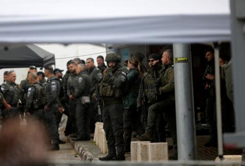 فلسطينيون يعبرون نقطة تفتيش إسرائيلية، وهي نقطة عبور ضرورية لمغادرة مدينة بيت لحم في الضفة الغربية والوصول إلى المسجد الأقصى في القدس لأداء صلاة الجمعة الثانية من شهر رمضان، ٢٧ فبراير/شباط ٢٠٢٦. تصوير: مأمون وزواز