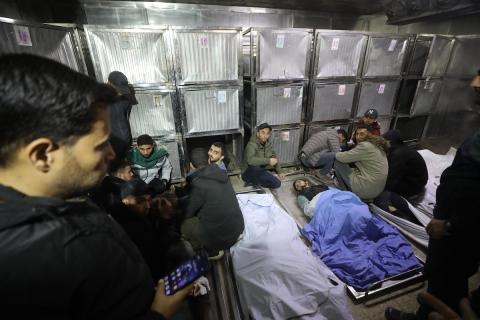 ودّع فلسطينيون جثامين أربعة مواطنين في مستشفى الشفاء بمدينة غزة، سقطوا في غارة إسرائيلية ليلة أمس في جباليا، شمال قطاع غزة. ١٥ فبراير/شباط ٢٠٢٦. صورة: عمر أشتوي