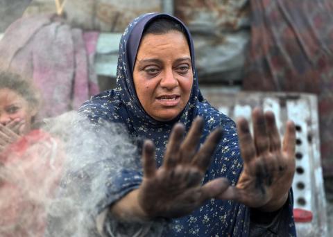 عائلات فلسطينية  تُفطر في أول أيام شهر رمضان وسط ظروف معيشية قاسية وخطر دائم قرب ما يُسمى بـ"الخط الأصفر" في خان يونس، جنوب قطاع غزة، 18 فبراير/شباط 2026. صورة: طارق محمد