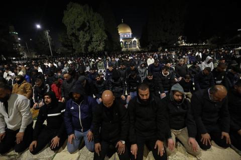 يؤدي الفلسطينيون صلاتي العشاء والتراويح في ساحات المسجد الأقصى في اليوم الرابع من رمضان، القدس، 21 فبراير 2026. صورة من دائرة الأوقاف الإسلامية في القدس.