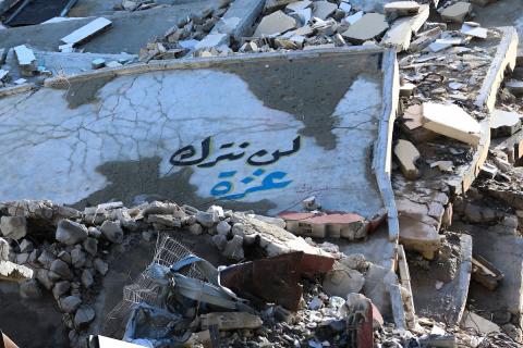 يُكافح الفلسطينيون النازحون في مخيم النصيرات للاجئين من أجل البقاء في ظل ظروف معيشية قاسية ونقص حاد في الاحتياجات الأساسية، ويواجهون تحديات يومية في الحصول على المأوى والغذاء والرعاية الصحية. 27 فبراير/شباط 2026. صورة: رمزي أبو عامر
