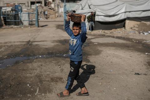 فلسطينيون بينهم أطفال ونساء يتلقون مساعدات غذائية وزعتها منظمات خيرية في أحد مراكز الإيواء بمدينة غزة، وسط أزمة غذائية مستمرة ناجمة عن محدودية المساعدات الإنسانية والظروف الإنسانية المتردية التي يواجهها النازحون، ١٢ فبراير/شباط ٢٠٢٦. تصوير: عمر أشتوي