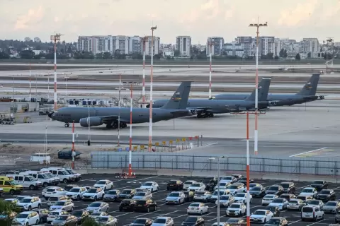 طائرات تزويد بالوقود تابعة للقوات الجوية الأميركية مصطفة في مطار بن غوريون الدولي الثلاثاء (رويترز).webp