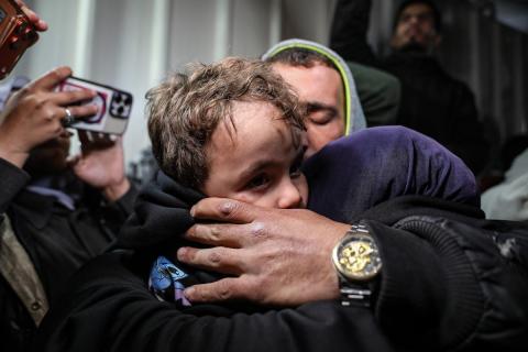 فلسطينيون قادمون من معبر رفح يصلون، في حافلة تحمل شعار الأمم المتحدة، إلى مستشفى ناصر في خان يونس جنوب قطاع غزة، في 2 فبراير/شباط 2026. صورة: عمر أشتوي