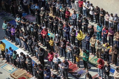 يؤدي المصلون الفلسطينيون صلاة الجمعة خلال شهر رمضان المبارك في مدرسة صلاح الدين، التي حُوِّلت إلى مأوى للفلسطينيين النازحين في ظل الحرب الإسرائيلية الحماسية، بمدينة غزة، يوم الجمعة 20 فبرايرشباط 2026. تصوير عمر أشتوي