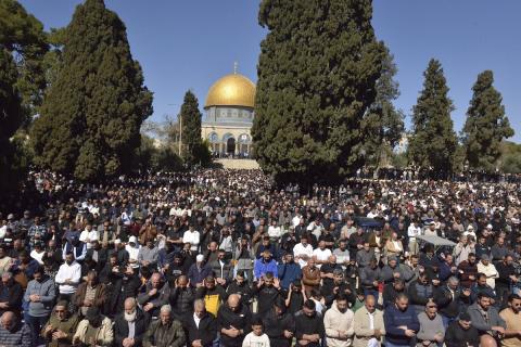 أدى الفلسطينيون أول صلاة جمعة من شهر رمضان في المسجد الأقصى بالقدس، في 20 فبراير/شباط 2026. صورة من دائرة الأوقاف الإسلامية بالقدس
