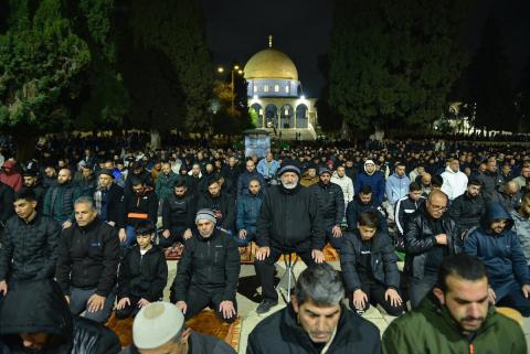 يؤدي الفلسطينيون صلاتي العشاء والتراويح في ساحات المسجد الأقصى في ثاني أيام رمضان. القدس، ١٩ فبراير ٢٠٢٦. صورة من دائرة الأوقاف الإسلامية في القدس.