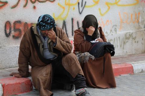 ودّع فلسطينيون جثماني مواطنين اثنين في مستشفى الشفاء بمدينة غزة. وبحسب مصادر عائلية، قُتل الرجلان على يد القوات الإسرائيلية في بيت لاهيا، شمال قطاع غزة، في 24 فبراير/شباط 2026. (صورة: عمر أشتوي)