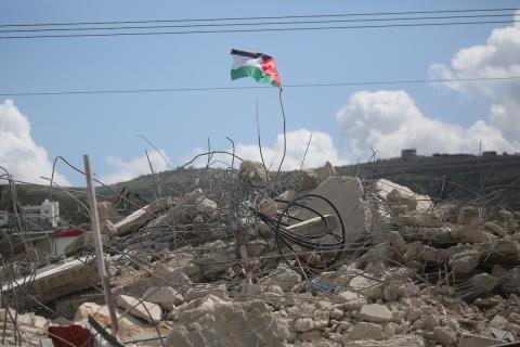فلسطينيون يتفقدون منزلاً بعد هدمه على يد قوات الجيش الإسرائيلي في قرية عنزة، جنوب جنين بالضفة الغربية. ٢٥ فبراير ٢٠٢٦. صورة: محمد ناصر