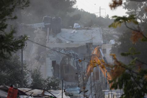 ردود فعل فلسطينية بعد أن هدمت القوات الإسرائيلية منزلاً فلسطينياً من ثلاثة طوابق بحجة عدم وجود رخصة بناء، في بلدة ترقوميا ، شمال غرب الخليل، بالضفة الغربية، في الأول من فبراير/شباط 2026. (صورة: مأمون وزواز)
