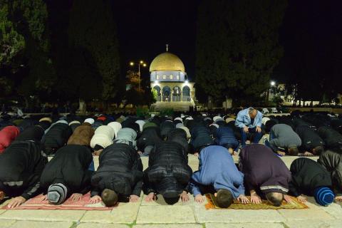 يؤدي الفلسطينيون صلاتي العشاء والتراويح في ساحات المسجد الأقصى في اليوم الخامس من رمضان، القدس، 22 فبراير 2026. صورة من دائرة الأوقاف الإسلامية في القدس.