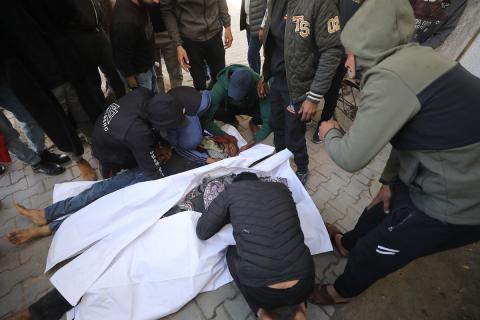 ودّع فلسطينيون جثماني مواطنين اثنين في مستشفى الشفاء بمدينة غزة. استشهد الرجلان في هجوم إسرائيلي استهدف مجموعة من المدنيين قرب حديقة المحطة في شارع يافا، شرق مدينة غزة، في 26 فبراير/شباط 2026. (صورة: عمر أشتوي)