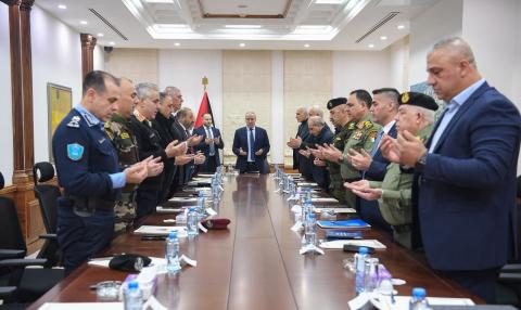 الشيخ يعقد اجتماعًا أمنيًا بحضور رئيس الوزراء وكبار المسؤولين لبحث المستجدات السياسية والأمنية  .jpg