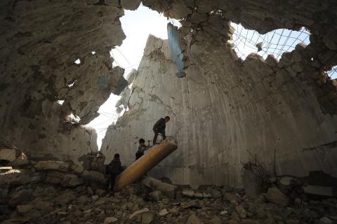 يستقبل الفلسطينيون شهر رمضان وسط دمار غير مسبوق للمباني، بما فيها المساجد التي يؤدون فيها شعائرهم الدينية. مدينة غزة، 19 فبراير/شباط 2026. صورة: عمر أشتوي