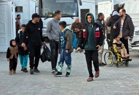 مغادرة مجموعة من المرضى والجرحى من مستشفى الصليب الأحمر، برفقة مرافقيهم، حافلات متجهة إلى معبر رفح الحدودي لإجلائهم في خان يونس، غزة، في 8 فبراير/شباط 2026. (صورة: طارق محمد)