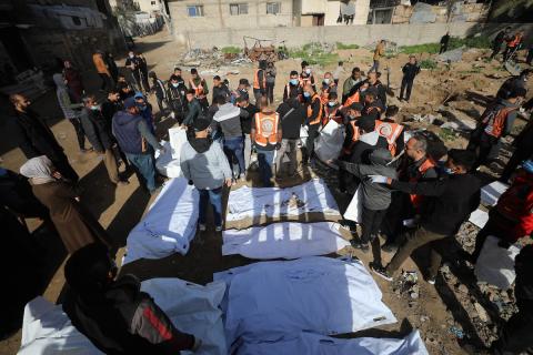 استخراج جثث عشرات الفلسطينيين الذين فقدوا أرواحهم خلال الهجمات الإسرائيلية ودُفنوا مؤقتًا في منطقة النفق بمدينة غزة، تمهيدًا لنقلها إلى المقابر الرسمية، 1 فبراير/شباط 2026. (صورة: عمر أشتوي)