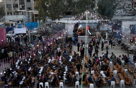 فعالية نظمتها "جمعية الإغاثة" لإفطار الفلسطينيين المقيمين في مخيم النازحين المقام بين أنقاض المباني المدمرة في مخيم جباليا، شمال قطاع غزة، في 18 فبراير/شباط 2026. (صورة: عمر أشتوي)