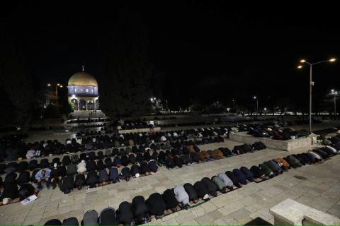 يؤدي الفلسطينيون صلاتي العشاء والتراويح في ساحات المسجد الأقصى في اليوم الثامن من رمضان، القدس، 25 فبراير 2026. صورة من دائرة الأوقاف الإسلامية في القدس