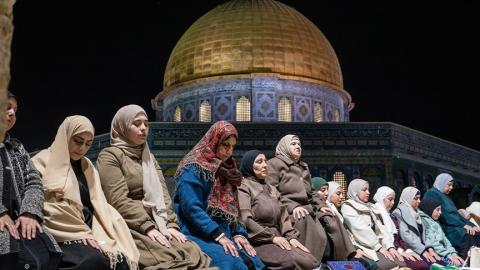 آلاف الفلسطينيين يقيمون التراويح بالمسجد الأقصى.jpg