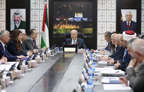 رئيس الوزراء الفلسطيني محمد مصطفى يترأس الاجتماع الأسبوعي لمجلس الوزراء في رام الله، الضفة الغربية، ١٠ فبراير ٢٠٢٦. صورة من مكتب رئيس الوزراء