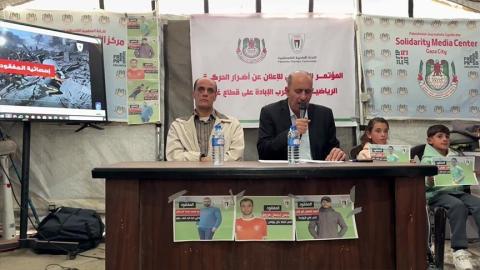 نائب اللجنة أسعد المجدلاوي المجدلاوي قال في مؤتمر صحفي إن حرب الإبادة أودت بحياة منتسبين لـ34 اتحادًا ومؤسسة رياضية، بينهم 45 سيدة، ودمرت معظم البنية التحتية الرياضية.jpg