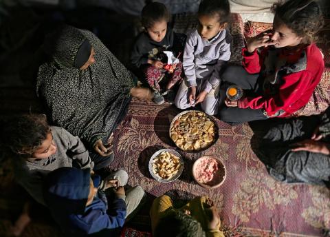 عائلات فلسطينية  تُفطر في أول أيام شهر رمضان وسط ظروف معيشية قاسية وخطر دائم قرب ما يُسمى بـ"الخط الأصفر" في خان يونس، جنوب قطاع غزة، 18 فبراير/شباط 2026. صورة: طارق محمد
