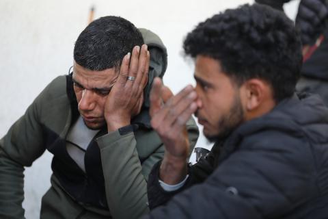 ودّع فلسطينيون جثماني مواطنين اثنين في مستشفى الشفاء بمدينة غزة. استشهد الرجلان في هجوم إسرائيلي استهدف مجموعة من المدنيين قرب حديقة المحطة في شارع يافا، شرق مدينة غزة، في 26 فبراير/شباط 2026. (صورة: عمر أشتوي)
