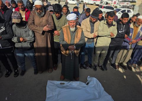 وداع جثمان الطفل إياد أحمد الربيعية (3 أعوام)  في مستشفى ناصر بخان يونس، جنوب قطاع غزة، 2 فبراير/شباط 2026. صورة: طارق محمد