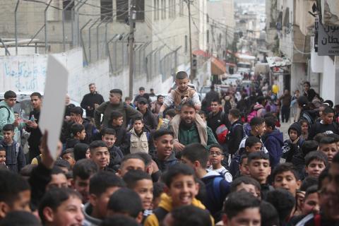 يتظاهر طلاب فلسطينيون من مدارس الأونروا في مخيم بلاطة، شرق نابلس بالضفة الغربية، احتجاجًا على خفض الأونروا للخدمات في مخيمات الضفة، وذلك في 9 فبراير/شباط 2026. (صورة: محمد ناصر)