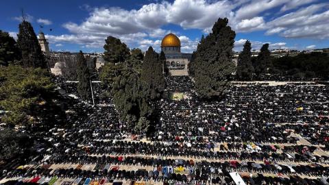 أدى الفلسطينيون صلاة الجمعة الثانية من شهر رمضان في المسجد الأقصى بالقدس. ووفقًا لدائرة الأوقاف الإسلامية، حضر الصلاة 100 ألف مصلٍّ رغم القيود الإسرائيلية المفروضة على الفلسطينيين. القدس، 27 فبراير/شباط 2026. صورة من دائرة الأوقاف الإسلامية بالقدس.