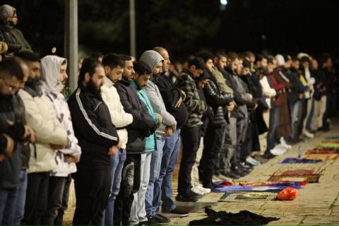 مصلُّون يعمرون المسجد الأقصى ويؤدون صلاة التراويح رغم قيود وتضييقات الاحتلال 2.jpg