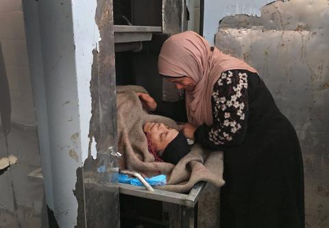 الفلسطينيون ينعون جثمان أسماء الصعيدي، 54 عامًا، في مستشفى شهداء الأقصى بدير البلح، بعد أن أطلق عليها الجيش الإسرائيلي النار شرق مخيم المغازي، في 14 مارس/آذار 2026. صورة: أحمد إبراهيم