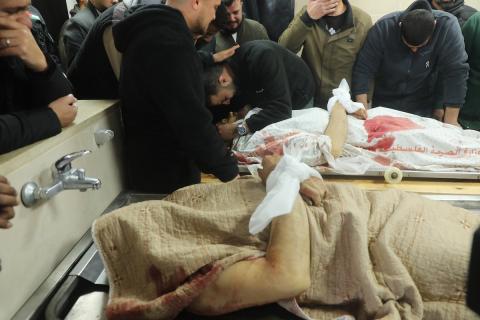 في الثاني من مارس/آذار 2026، نقل مسعفون وسكان محليون جثماني الفلسطينيين محمد وفهيم معمر، بعد استشهادهما على يد مستوطنين إسرائيليين في قرية قريوت، إلى مستشفى الرفيديا بمدينة نابلس في الضفة الغربي (صورة: محمد ناصر)