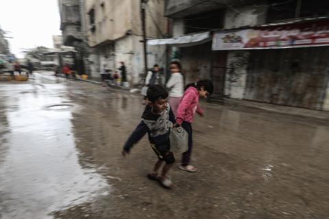 في مخيم البريج بوسط قطاع غزة، بتاريخ 26 مارس/آذار 2026، عانى الفلسطينيون النازحون من صعوبة الحصول على مياه الشرب وسط هطول الأمطار وتفاقم الأوضاع المعيشية داخل خيامهم نتيجة عاصفة وانهيار البنية التحتية ونقص الاحتياجات الأساسية. (صورة: معز صالحي)