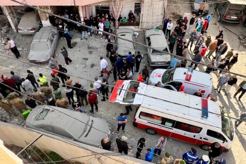 صيدا 14 مارس 2026 (شينخوا) في الصورة الملتقطة يوم 13 مارس 2026، أشخاص يتفقدون موقعا تضرر جراء غارة جوية إسرائيلية بالقرب من مدينة صيدا في لبنان. وأعلنت وزارة الصحة العامة في لبنان، أمس (الجمعة)...JPG