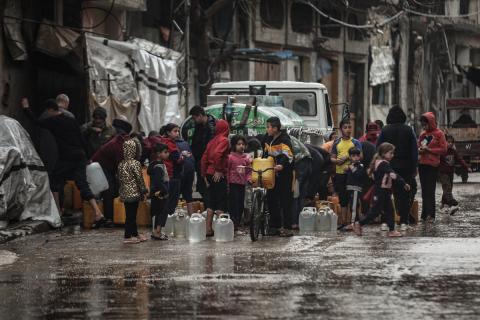 في مخيم البريج بوسط قطاع غزة، بتاريخ 26 مارس/آذار 2026، يعانى الفلسطينيون النازحون من صعوبة الحصول على مياه الشرب وسط هطول الأمطار وتفاقم الأوضاع المعيشية داخل خيامهم نتيجة عاصفة وانهيار البنية التحتية ونقص الاحتياجات الأساسية. (صورة: معز صالحي)