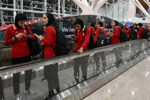 لاعبات المنتخب الإيراني لكرة القدم للسيدات يصلن إلى مطار كوالالمبور الدولي بعد مشاركتهن في كأس آسيا للسيدات في أستراليا.ـ رويترز.webp
