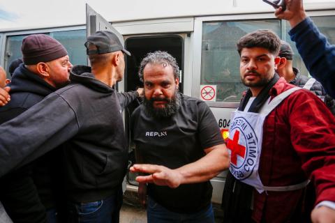 وصل 11 أسيرًا فلسطينيًا مُفرجًا عنهم من السجون الإسرائيلية إلى مستشفى شهداء الأقصى في دير البلح، وسط قطاع غزة، في 23 مارس/آذار 2026، على متن سيارات تابعة للجنة الدولية للصليب الأحمر. (صورة: أحمد إبراهيم)
