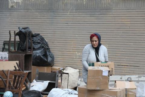 طهران 14 مارس 2026 (شينخوا) في الصورة الملتقطة يوم 12 مارس 2026، امرأة ترتب متعلقات تم استخراجها من منازل مدمرة في طهران، إيران..JPG