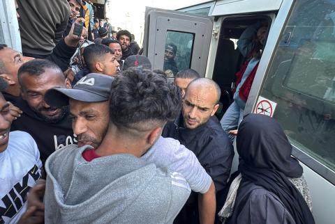 يخضع فلسطينيون مُفرج عنهم من السجون الإسرائيلية لفحص طبي في مستشفى شهداء الأقصى بدير البلح وسط قطاع غزة، بتاريخ 22 مارس/آذار 2026. تصوير: أحمد إبراهيم