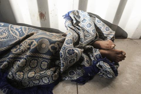 ودّع فلسطينيون جثامين ثلاث نساء - صحفية وطفلة وامرأة - في مستشفى العودة. قُتلن في غارة جوية إسرائيلية الليلة الماضية استهدفت خيام نازحين في مخيم النصيرات للاجئين وسط قطاع غزة.