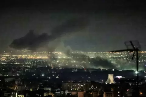 تصاعد أعمدة الدخان من موقع غارات جوية قرب برج آزادي غربي طهران (الفرنسية).webp