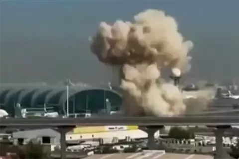 أعمدة الدخان تتصاعد من مطار دبي الدولي بعد استهدافه بمسيرة (الفرنسية).webp
