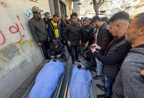 ودّع فلسطينيون جثامين ثلاثة مواطنين في مستشفى الشفاء بمدينة غزة، بعد استشهادهم في غارة جوية إسرائيلية استهدفت حي الزيتون شرق المدينة، في 30 مارس/آذار 2026