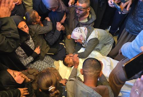 الفلسطينيون ينعون أحباءهم في أعقاب هجوم الجيش الإسرائيلي على خان يونس، غزة، في 4 مارس/آذار 2026. استشهد منتصر سعد سمور، 41 عامًا، في هجوم للجيش الإسرائيلي على بلدة بني سهيلة، شرق خان يونس، في انتهاك لوقف إطلاق النار. صورة: طارق محمد