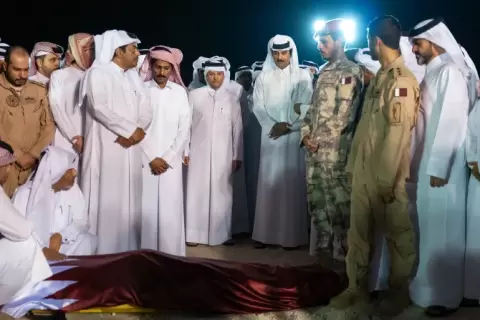 سمو الأمير المفدى يؤدي صلاة الجنازة على شهداء الوطن (الديوان الأميري).webp